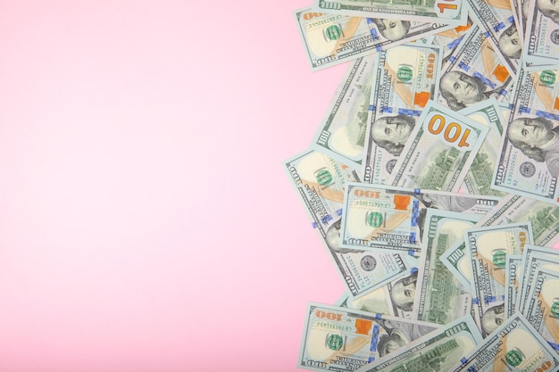 Dollarbiljetten op een gekleurde achtergrond close-up bovenaanzicht