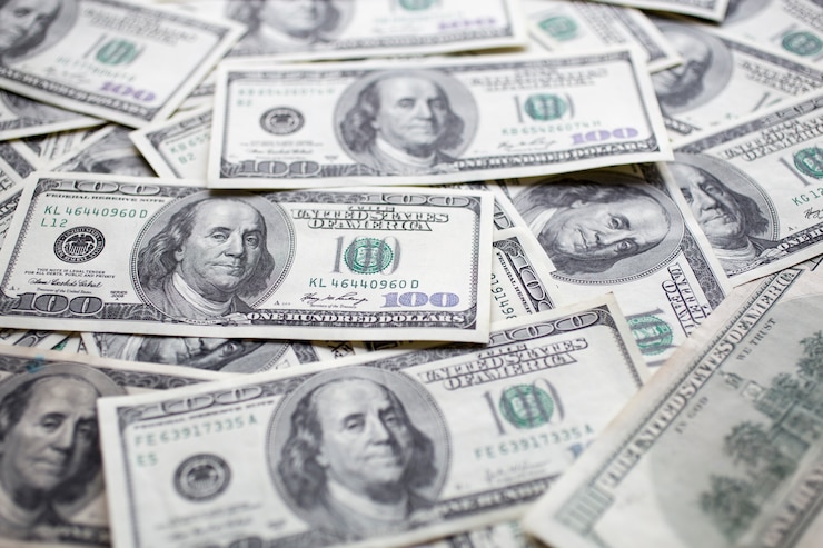 Foto dollarbiljetten verspreid over de tafel