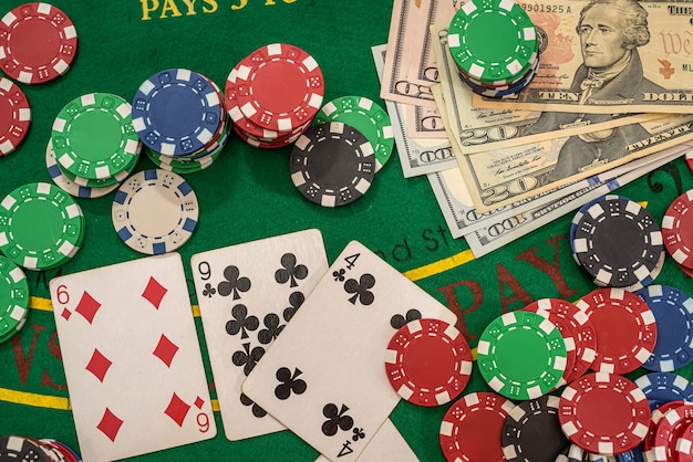 Dollars en speelkaarten met chips in casino groene tafel. gokken