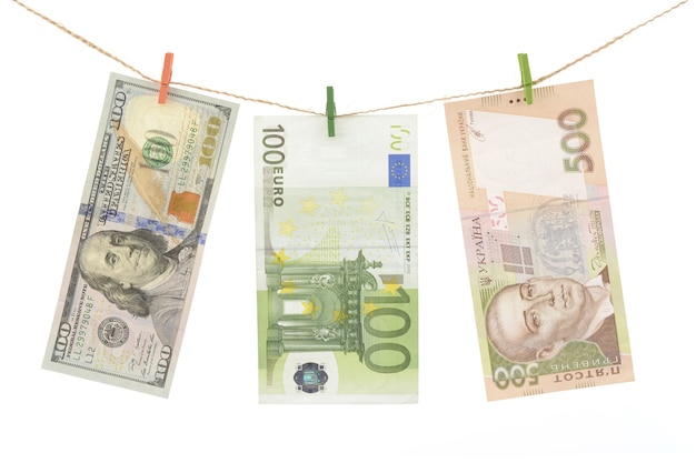 Dollars, euro en hryvnia geïsoleerd op witte achtergrond