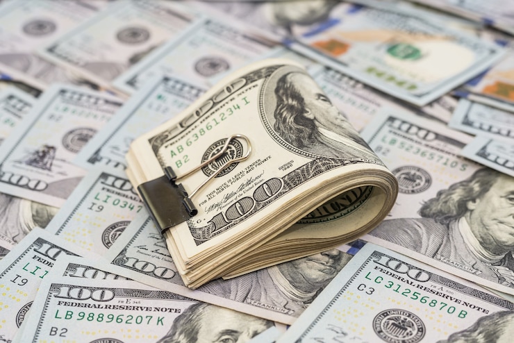Foto dollars met metalen clip op dollars. veel geld.