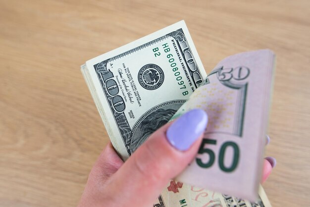 Доллары в руке женщины крупный план Большое количество денег Финансовая концепция