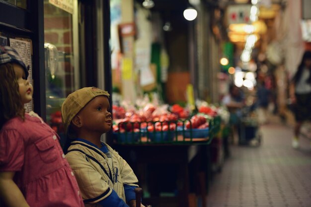 写真 市場での人形