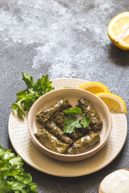 Dolma - Gevulde Griekse wijnbladeren (dolmades) op grijze betonnen achtergrond