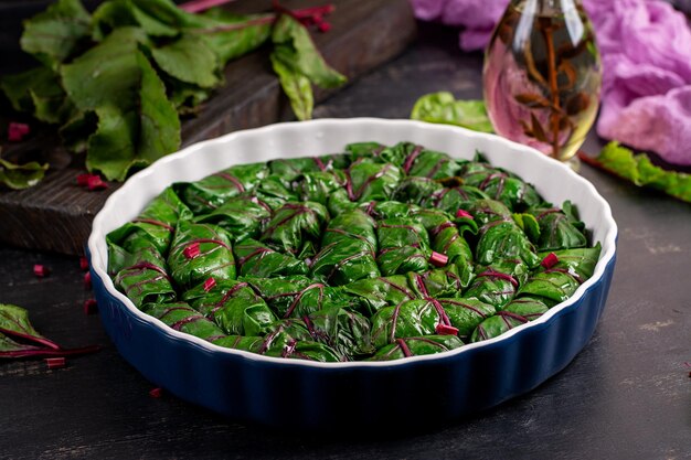 Dolma golubtsy sarma sarmale met bietenblad traditionele huisgemaakte bietenrolletjes met gehakt