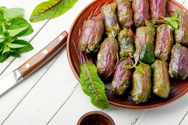 Dolma, tolma en sarma, gevulde zuringbladeren met rijst en vlees. Traditionele Kaukasische keuken