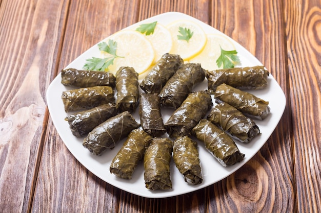 Dolma van wijndruiven met rijstvlees en kruiden