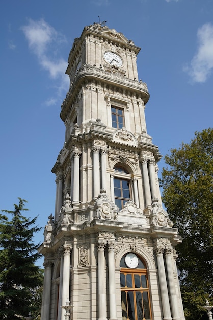 Dolmabahce-klokkentoren in Istanboel Turkiye