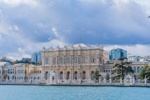 Dolmabahce-paleis in Istanboel Turkije Onder bewolkte hemel Foto