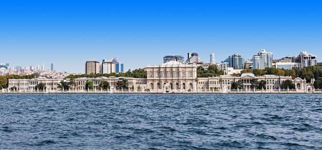 Dolmabahçepaleis in Istanbul, Turkije (uitzicht vanaf de Bosporusstraat)