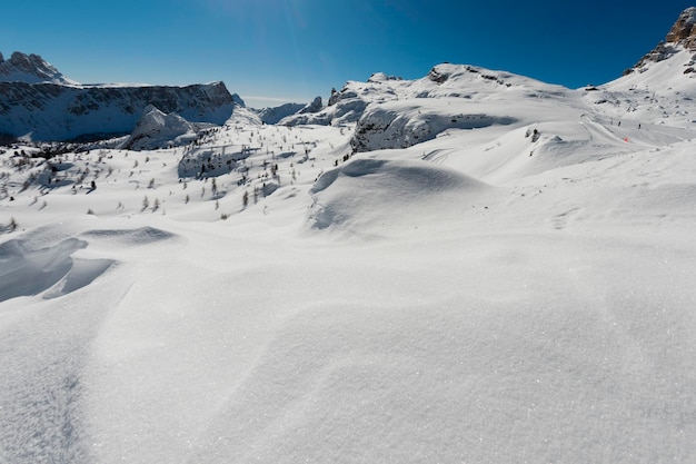 Dolomieten enorm panoramisch uitzicht in de winter sneeuwtijd