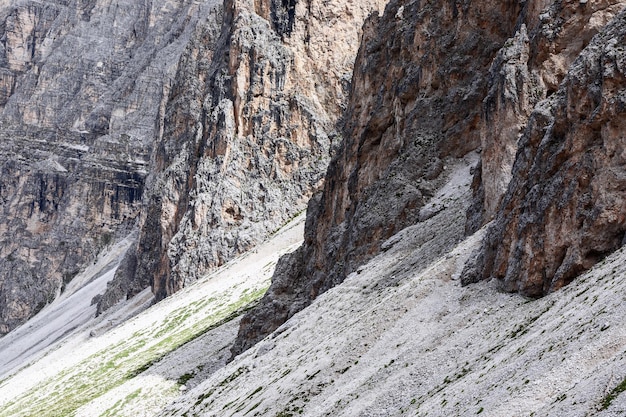 Dolomieten hellingen met afbrokkelende rots. Italiaanse Alpen