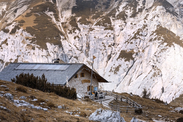 Dolomieten, Italië 21 September 2016:view van de Rifugio Langalm in Tre Cime di Lavaredo in de bergen van de Dolomieten. DOLOMIETEN, ITALI, 21 september 2016