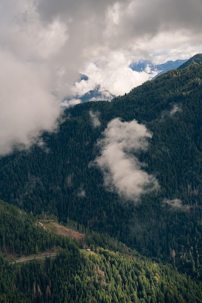 Dolomieten, Italië - nov 2021 Prachtig uitzicht vanaf de berg met uitzicht op Monte Punta. Hoge kwaliteit foto