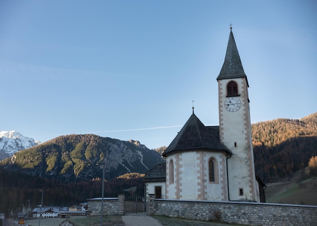 Foto dolomieten natuur een kerk langs de weg heldere blauwe lucht en bergen