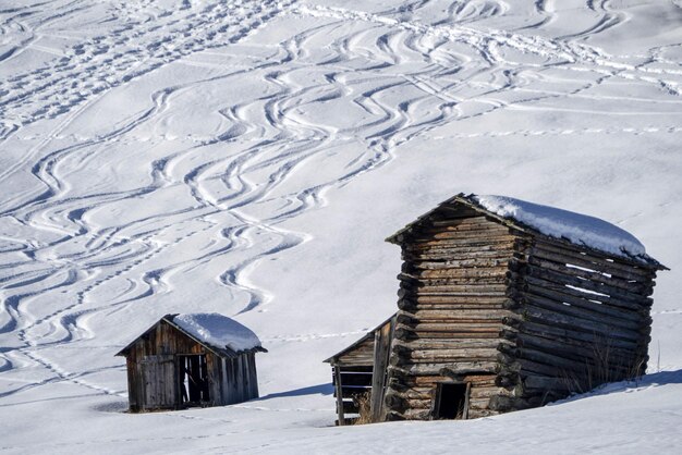 Foto dolomieten sneeuwpanorama houten hut val badia armentara