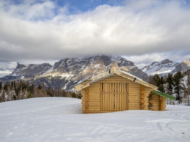 Dolomieten sneeuwpanorama houten hut val badia armentarola