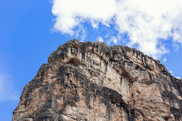 Dolomietrotspiek met typische textuur en kleur tegen blauwe hemel