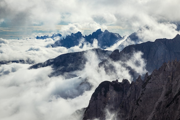 Alpi dolomitiche coperte di nuvole basse nel parco nazionale di tre cime di lavaredo in italia