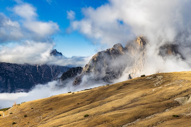Tre Cime 디 Lavaredo 하이킹 코스에서 구름 놀라운보기로 덮여 백 운 석 봉우리