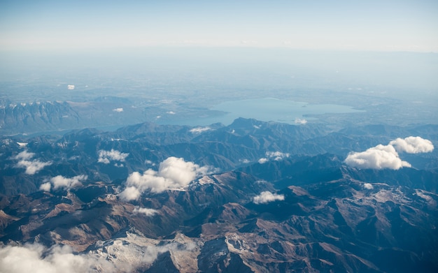ドロミテアルプス-雲の下のイタリアの山。飛行機からの眺め。