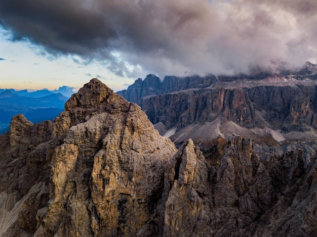 Passo Gardena의 Dolomites Italy 풍경 항공 사진 모험 트레킹 하이킹 및 야외 활동으로 유명한 여행지