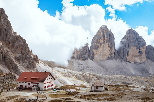 Dolomites, ITALY 2016년 9월 21일: Dolomites 산의 Tre Cime di Lavaredo에 있는 Rifugio Locatelli의 전망. 2018년 9월 21일 이탈리아 돌로미티