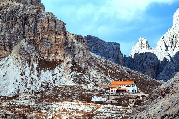 Dolomites, ITALY 2016년 9월 21일: Dolomites 산의 Tre Cime di Lavaredo에 있는 Rifugio Locatelli의 전망. 2018년 9월 21일 이탈리아 돌로미티