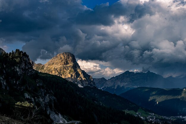 Dolomites 산과 흐린 하늘, 이탈리아