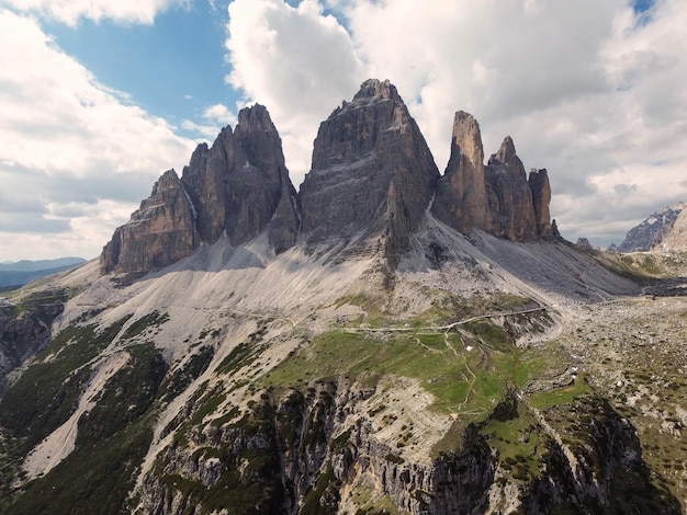 Dolomites는 Lavaredo의 세 봉우리를 흔든다. 유명한 트레와 함께 이탈리아 백운암의 파노라마 드론 사진