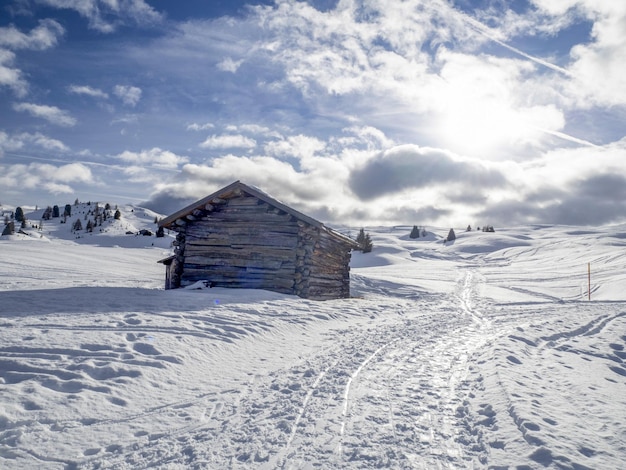 Снежная панорама Доломитовых Альп деревянная хижина валь бадия арментарола