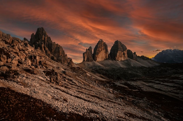 Dolomites Lavaredo Tre Cime South Tyrol Italy의 유명한 Three Peaks가 있는 Lavaredo 이탈리아 Dolomites의 세 봉우리