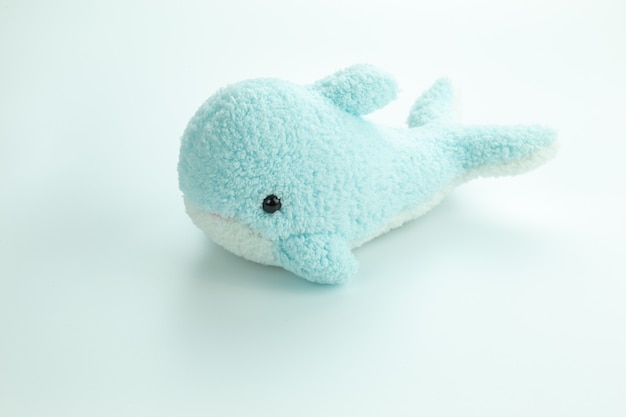 Плюшевая игрушка Дельфин, изолированные на белом фоне студии короткие