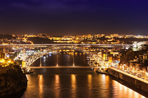 Dom Luis I Bridge는 Porto와 Vila Nova de Gaia, Portugal 사이의 Douro 강을 가로지르는 금속 아치교입니다.