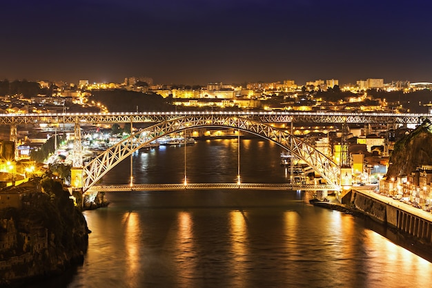 Dom Luis I Bridge는 Porto와 Vila Nova de Gaia, Portugal 사이의 Douro 강을 가로지르는 금속 아치교입니다.