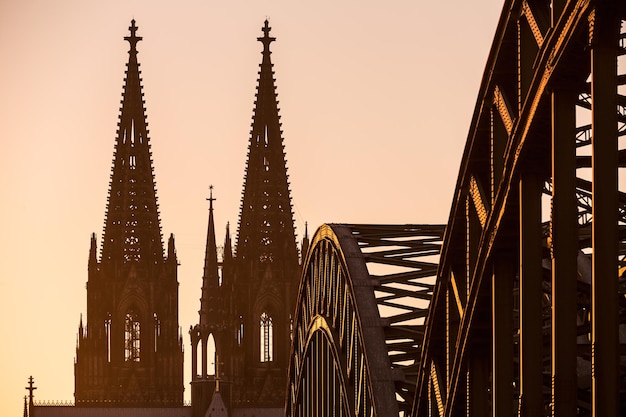 Dom van Keulen en Hohenzollern-brug silhouet