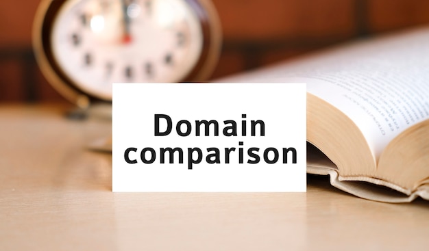 Текст сравнения доменов на белой книге и часах