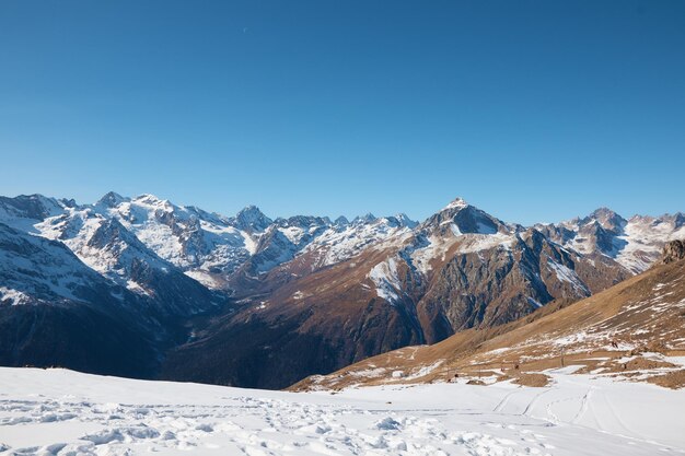 Dombai Alpen besneeuwde hellingen de eerste sneeuw in de bergen zon en goed weer winter skiseizoen