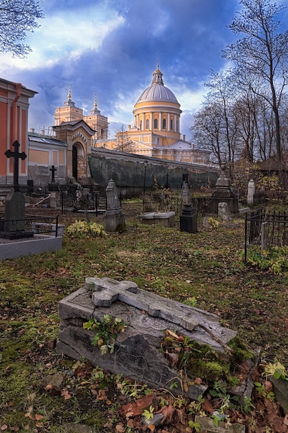 가을 저녁에 상트페테르부르크의 Alexander Nevsky Lavra 묘지 위에 있는 교회의 돔