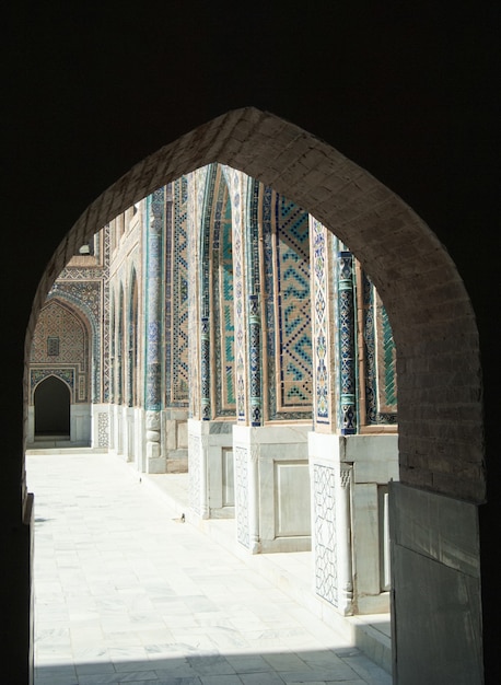 La cupola sotto forma di arco nell'architettura asiatica tradizionale del mosaico dell'asia centrale medievale