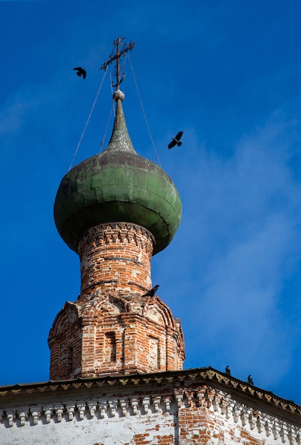 Купол старой церкви, православие, вороны