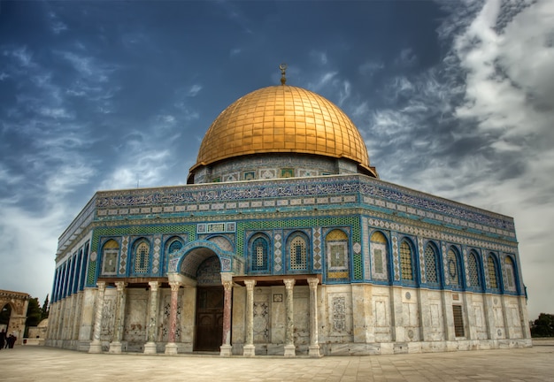 イスラエルのエルサレムの神殿の丘にあるイスラムの神殿である岩のドーム（アルアクサモスク）