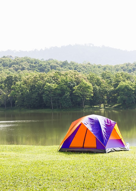 Tenda a cupola da campeggio sul lato lago