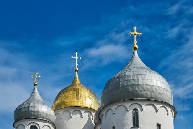 Le cupole della chiesa ortodossa contro il cielo blu.