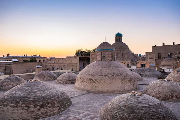 Foto cupole sul tetto degli antichi edifici di bukhara in uzbekistan