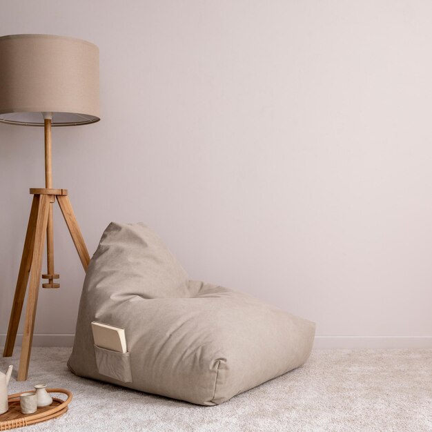 写真 家庭用で居心地の良いリビングルームのインテリア コピースペースデザイン パウフ クラシックなランプの装飾 シンプル