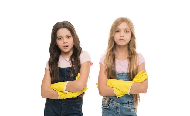 家事サービス 愛らしい家事手伝い 家事手伝いのために黄色いゴム手袋をはめたかわいい女の子 家事の維持にうんざりしている小さな子供たち