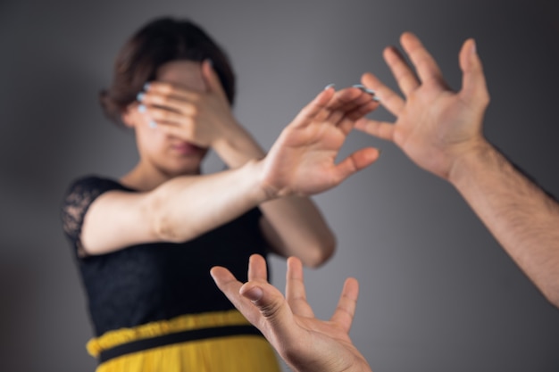 가정 폭력. 남편이 아내에게 소리 치다