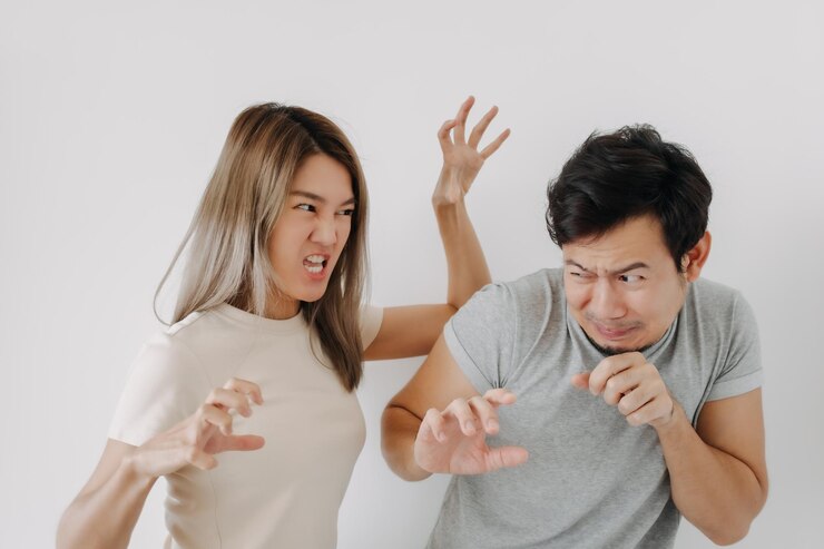 Photo 家庭内暴力 妻が夫を殴る 白人で隔離された