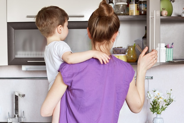 Concetto di lavoro domestico, figli e maternità.